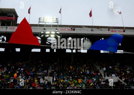 Philadelphie, États-Unis. 27 avril 2024. Des conditions pluvieuses douces le troisième jour du 128e carnaval Penn Relays alors que les athlètes concourent dans la plus grande rencontre d'athlétisme des États-Unis au Franklin Field à Philadelphie, PA, États-Unis le 27 avril 2024. (Photo de Bastiaan Slabbers/Sipa USA) crédit : Sipa USA/Alamy Live News Banque D'Images