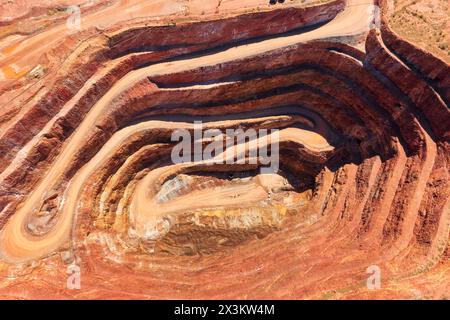 Mine de cuivre Cobar à ciel ouvert excavé profondément entier dans le sol de NSW, Australie - aérien haut en bas. Banque D'Images