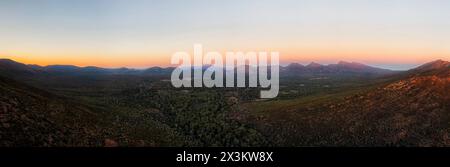 Panorama aérien moyen court de l'intérieur de Wilpena Pound dans les Flinders Ranges au lever du soleil. Banque D'Images