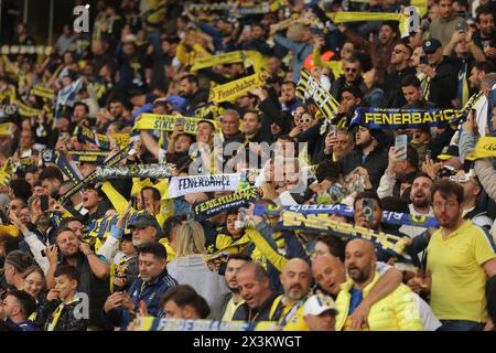 Istanbul, Turquie. 27 avril 2024. Istanbul, Turquie, 27 avril 2024 : les fans de Fenerbahce lors du match de football de la Super League turque entre Fenerbahce et Besiktas au stade Ulker, Turquie. (EO/SPP) crédit : photo de presse sportive SPP. /Alamy Live News Banque D'Images