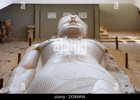 Le colosse calcaire de Ramsès II au musée en plein air de Memphis, Egypte Banque D'Images