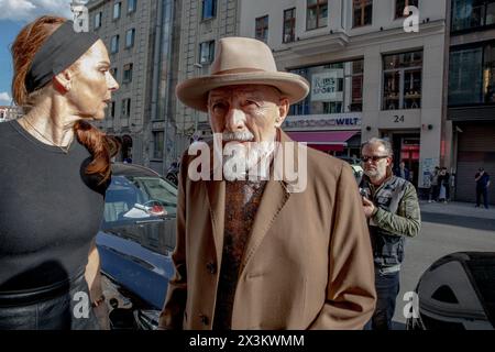 L'ancien chancelier allemand Gerhard Schroeder a fêté son 80e anniversaire le 27 avril 2024 au restaurant Borchardt à Berlin. Schroeder, figure centrale de la politique allemande des années 1990 au début des années 2000, a été le leader du pays dans un gouvernement de coalition avec les Verts de 1998 à 2005. Un nombre notable d'invités ont assisté à la célébration, notamment Sigmar Gabriel, ancien ministre fédéral des Affaires étrangères, Gregor Gysi, membre du Bundestag allemand, et Otto Schily, ancien ministre de l'intérieur. Les autres participants distingués étaient Matthias Miersch, également membre de la BU Banque D'Images