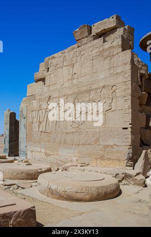 Un relief représentant le couronnement de Ramsès II par les divinités égyptiennes Amon, Mut et Khonsu au Ramesseum sur la Cisjordanie de Louxor, en Égypte Banque D'Images