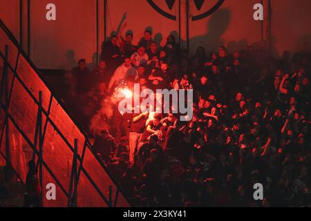 Istanbul, Turquie. 27 avril 2024. Istanbul, Turquie, 27 avril 2024 : les fans de Besiktas lors du match de football de la Super League turque entre Fenerbahce et Besiktas au stade Ulker, Turquie. (EO/SPP) crédit : photo de presse sportive SPP. /Alamy Live News Banque D'Images