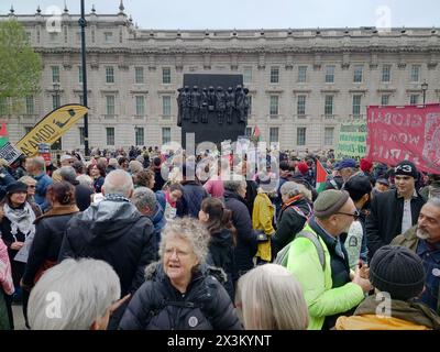 Londres, Royaume-Uni. 27 avril 2024 plusieurs milliers de personnes descendent dans les rues de Londres pour manifester pour un cessez-le-feu et la Palestine libre alors que le conflit entre Israël et le Hamas se poursuit. Cette manifestation a vu une forte présence juive, y compris les groupes voix juive pour la paix et Naamod qui expriment leur solidarité avec la situation difficile palestinienne, ainsi que participer en tant que «ouvertement juif» au mépris d'un récit qui prétend que les Juifs sont en danger lors de ces manifestations. © Simon King/ Alamy Live News Banque D'Images