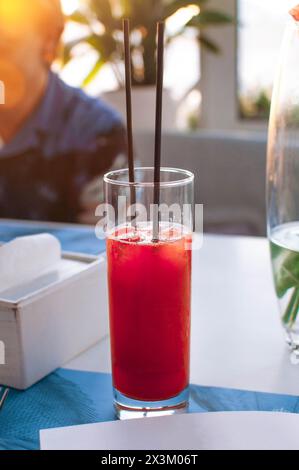 Bon verre avec du jus sur la table au café tôt le matin, nourriture saine Banque D'Images