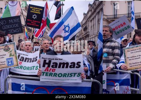 Londres, Royaume-Uni. 27 avril 2024. Les manifestants tiennent des pancartes, brandissent des drapeaux et crient des slogans pendant la manifestation à Londres, au Royaume-Uni. Une contre-manifestation pro-israélienne a été organisée dans le centre de Londres, lors de la marche nationale pro-palestinienne. Les manifestants exigent la libération des otages et l'arrêt du soutien au Hamas à Gaza. Crédit : SOPA images Limited/Alamy Live News Banque D'Images