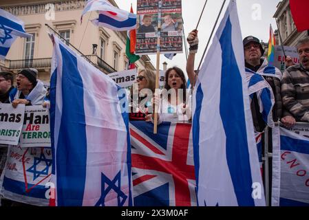 Londres, Royaume-Uni. 27 avril 2024. Les manifestants tiennent des pancartes, brandissent des drapeaux et crient des slogans pendant la manifestation à Londres, au Royaume-Uni. Une contre-manifestation pro-israélienne a été organisée dans le centre de Londres, lors de la marche nationale pro-palestinienne. Les manifestants exigent la libération des otages et l'arrêt du soutien au Hamas à Gaza. Crédit : SOPA images Limited/Alamy Live News Banque D'Images