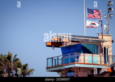 Des drapeaux flottent en Berne au-dessus du poste de sauveteur sur Imperial Beach, en Californie. Banque D'Images