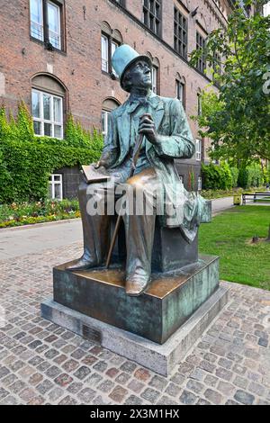 Copenhague, Danemark - 18 juillet 2023 : statue en bronze du célèbre narrateur danois Hans Christian Andersen sur la place de la mairie, Copenhague, Danemark Banque D'Images