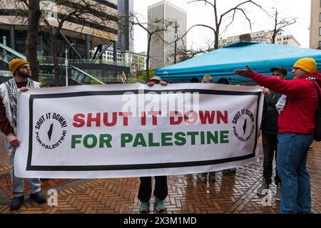 Seattle, États-Unis. 27 avril 2024. Labour for Ceasefire Rally au bâtiment fédéral au cœur du quartier des affaires du centre-ville. Plusieurs centaines de militants syndicaux se sont rassemblés pour appeler à mettre fin à l’aide militaire américaine à Israël et à aucune escalade américaine au moyen-Orient. Des militants se sont rassemblés à travers le monde pour appeler à un cessez-le-feu immédiat à Gaza. Des rassemblements et des manifestations ont eu lieu dans le monde entier après le conflit en cours. Crédit : James Anderson/Alamy Live News Banque D'Images