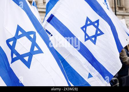 Londres, Royaume-Uni. 27 avril 2024. Deux drapeaux nationaux d'Israël vus lors d'une manifestation pro-israélienne à Londres. Banque D'Images