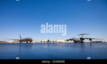 Un KC-46, un KC-135 et un C-17 du 418e escadron d'essais en vol sont alignés sur la rampe le 2 juin 2023 à la base aérienne d'Edwards. Chacun de ces avions joue un rôle essentiel dans la mission du 418th FLTS. (Photo de l'US Air Force par Carla Escamilla) Banque D'Images