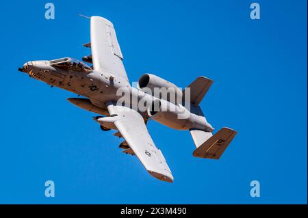 Un A-10C Thunderbolt II de l'US Air Force affecté au 47th Fighter Squadron, Davis-Monthan Air Force base, Arizona, survole le Range 2 pendant Haboob Havoc 2024, le 24 avril 2024, à Barry M. Goldwater Range, Arizona. Haboob Havoc est un exercice annuel de force totale qui permet aux pilotes de chasse de divers escadrons de mettre en valeur leurs compétences tout en soulignant l'importance de leur entraînement et du soutien continu des capacités de combat. (Photo de l'US Air Force par le sergent d'état-major Noah D. Coger) Banque D'Images