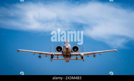 Un A-10C Thunderbolt II de l'US Air Force affecté au 47th Fighter Squadron, Davis-Monthan Air Force base, Arizona, survole le Range 2 pendant Haboob Havoc 2024, le 24 avril 2024, à Barry M. Goldwater Range, Arizona. Haboob Havoc est un exercice annuel de force totale qui rassemble plusieurs escadrons de chasse de nombreuses bases pour pratiquer des compétences et tester des capacités dans divers ensembles de missions. (Photo de l'US Air Force par le sergent d'état-major Noah D. Coger) Banque D'Images