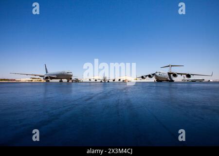 Un KC-46, un KC-135 et un C-17 du 418e escadron d'essais en vol sont alignés sur la rampe le 2 juin 2023 à la base aérienne d'Edwards. Chacun de ces avions joue un rôle essentiel dans la mission du 418th FLTS. (Photo de l'US Air Force par Carla Escamilla) Banque D'Images