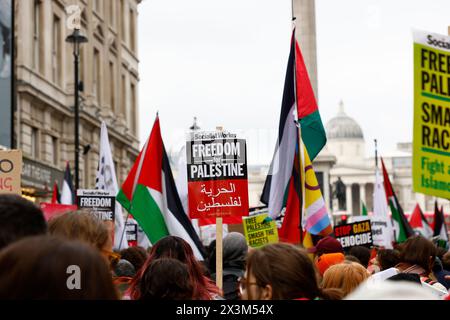 Londres, Royaume-Uni. 27 avril 2023. Drapeaux palestiniens et pancarte en anglais et en arabe vus lors d'une manifestation anti-israélienne à Londres. Banque D'Images