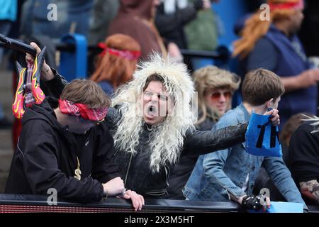 Cardiff, Royaume-Uni. 27 avril 2024. Supporters de rugby en robe de fantaisie. United Rugby Championship, Cardiff Rugby v Edinburgh Rugby au Cardiff Arms Park à Cardiff, pays de Galles, samedi 27 avril 2024. photo par Andrew Orchard/Andrew Orchard photographie sportive/Alamy Live News crédit : Andrew Orchard photographie sportive/Alamy Live News Banque D'Images