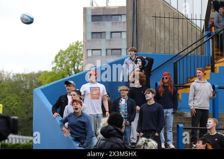 Cardiff, Royaume-Uni. 27 avril 2024. Supporters de rugby en robe de fantaisie. United Rugby Championship, Cardiff Rugby v Edinburgh Rugby au Cardiff Arms Park à Cardiff, pays de Galles, samedi 27 avril 2024. photo par Andrew Orchard/Andrew Orchard photographie sportive/Alamy Live News crédit : Andrew Orchard photographie sportive/Alamy Live News Banque D'Images