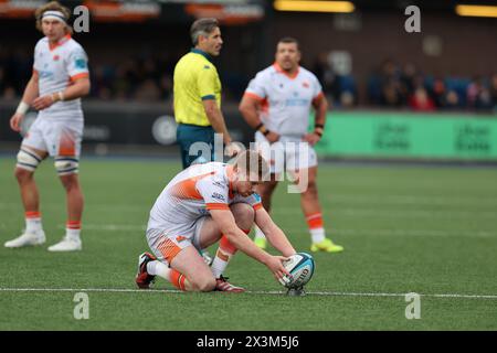 Cardiff, Royaume-Uni. 27 avril 2024. Ben Healy d'Edinburgh Rugby lance une conversion. United Rugby Championship, Cardiff Rugby v Edinburgh Rugby au Cardiff Arms Park à Cardiff, pays de Galles, samedi 27 avril 2024. photo par Andrew Orchard/Andrew Orchard photographie sportive/Alamy Live News crédit : Andrew Orchard photographie sportive/Alamy Live News Banque D'Images