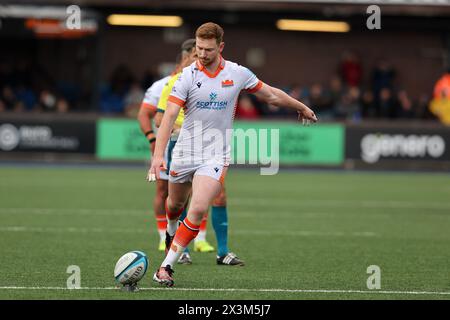 Cardiff, Royaume-Uni. 27 avril 2024. Ben Healy d'Edinburgh Rugby lance une conversion. United Rugby Championship, Cardiff Rugby v Edinburgh Rugby au Cardiff Arms Park à Cardiff, pays de Galles, samedi 27 avril 2024. photo par Andrew Orchard/Andrew Orchard photographie sportive/Alamy Live News crédit : Andrew Orchard photographie sportive/Alamy Live News Banque D'Images