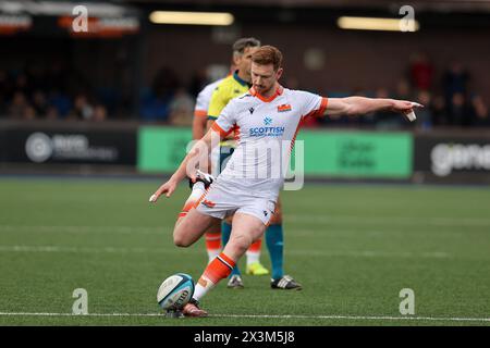 Cardiff, Royaume-Uni. 27 avril 2024. Ben Healy d'Edinburgh Rugby lance une conversion. United Rugby Championship, Cardiff Rugby v Edinburgh Rugby au Cardiff Arms Park à Cardiff, pays de Galles, samedi 27 avril 2024. photo par Andrew Orchard/Andrew Orchard photographie sportive/Alamy Live News crédit : Andrew Orchard photographie sportive/Alamy Live News Banque D'Images