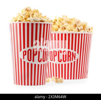 Savoureux pop-corn frais dans des seaux isolés sur blanc Banque D'Images