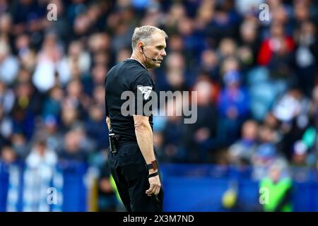 Hillsborough Stadium, Sheffield, Angleterre - 27 avril 2024 arbitre Graham Scott - pendant le match Sheffield Wednesday v West Brom, EFL Championship, 2023/24, Hillsborough Stadium, Sheffield, Angleterre - 27 avril 2024 crédit : Arthur Haigh/WhiteRosePhotos/Alamy Live News Banque D'Images