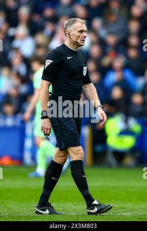 Hillsborough Stadium, Sheffield, Angleterre - 27 avril 2024 arbitre Graham Scott - pendant le match Sheffield Wednesday v West Brom, EFL Championship, 2023/24, Hillsborough Stadium, Sheffield, Angleterre - 27 avril 2024 crédit : Arthur Haigh/WhiteRosePhotos/Alamy Live News Banque D'Images