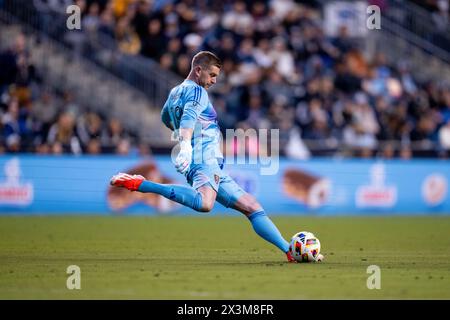 Chester, Pennsylvanie, États-Unis. 27 avril 2024. Le gardien du Real Salt Lake Zac MacMath (18 ans) frappe le ballon pendant la première moitié d’un match de la MLS contre l’Union de Philadelphie au Subaru Park à Chester, en Pennsylvanie. Kyle Rodden/CSM (image crédit : © Kyle Rodden/Cal Sport Media). Crédit : csm/Alamy Live News Banque D'Images