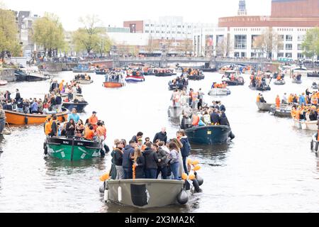 Amsterdam, pays-Bas. 27 avril 2024. Les gens célèbrent le jour du Roi à Amsterdam, aux pays-Bas, le 27 avril 2024. Le jour du Roi est une fête nationale dans le Royaume des pays-Bas, célébrée le 27 avril, anniversaire du Roi Willem-Alexander. Crédit : Sylvia Lederer/Xinhua/Alamy Live News Banque D'Images