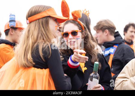 Amsterdam, pays-Bas. 27 avril 2024. Les gens célèbrent le jour du Roi à Amsterdam, aux pays-Bas, le 27 avril 2024. Le jour du Roi est une fête nationale dans le Royaume des pays-Bas, célébrée le 27 avril, anniversaire du Roi Willem-Alexander. Crédit : Sylvia Lederer/Xinhua/Alamy Live News Banque D'Images