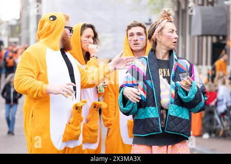 Amsterdam, pays-Bas. 27 avril 2024. Les gens célèbrent le jour du Roi à Amsterdam, aux pays-Bas, le 27 avril 2024. Le jour du Roi est une fête nationale dans le Royaume des pays-Bas, célébrée le 27 avril, anniversaire du Roi Willem-Alexander. Crédit : Sylvia Lederer/Xinhua/Alamy Live News Banque D'Images