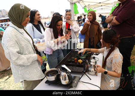 Le Caire, Égypte. 27 avril 2024. Des étudiants égyptiens goûtent le thé chinois lors d'une cérémonie pour célébrer la Journée de la langue chinoise au Caire, en Égypte, le 27 avril 2024. Les étudiants qui étudient dans les collèges égyptiens ont célébré samedi la Journée de la langue chinoise des Nations Unies avec un événement thématique comprenant un concert, une dégustation de nourriture et de thé, une comédie de sketchs et une exposition d'art. POUR ALLER AVEC 'Feature : égyptiens, étudiants chinois marquent la Journée de la langue chinoise des Nations Unies au Caire' crédit : Ahmed Gomaa/Xinhua/Alamy Live News Banque D'Images