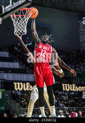 Le Caire, Égypte. 27 avril 2024. Le prince Adams Ali (en tête) d'Al Ahly va pour un match de la Ligue africaine de basket-ball 2024 entre Al Ahly d'Égypte et Bangui de République centrafricaine au Caire, Égypte, le 27 avril 2024. Crédit : Ahmed Gomaa/Xinhua/Alamy Live News Banque D'Images