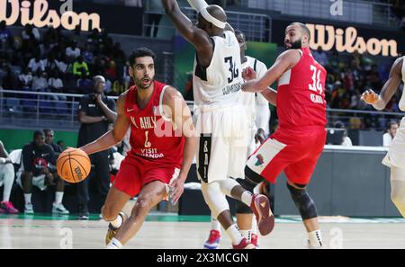 Le Caire, Égypte. 27 avril 2024. Ehab Amin Saleh (à gauche) d'Al Ahly participe au match de Basketball Africa League 2024 entre Al Ahly d'Egypte et Bangui de République centrafricaine au Caire, Egypte, le 27 avril 2024. Crédit : Ahmed Gomaa/Xinhua/Alamy Live News Banque D'Images