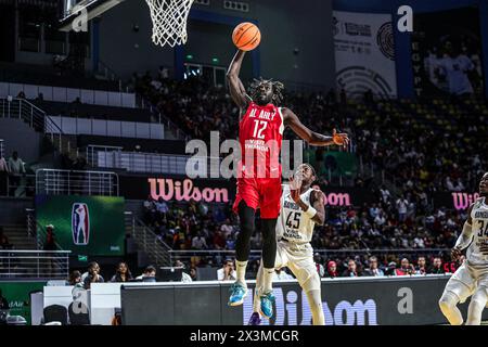 Le Caire, Égypte. 27 avril 2024. Le prince Adams Ali (en tête) d'Al Ahly va pour un match de la Ligue africaine de basket-ball 2024 entre Al Ahly d'Égypte et Bangui de République centrafricaine au Caire, Égypte, le 27 avril 2024. Crédit : Ahmed Gomaa/Xinhua/Alamy Live News Banque D'Images