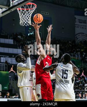 Le Caire, Égypte. 27 avril 2024. Moussafa Mohamed Elmekawi (C) d'Al Ahly participe au match de la Ligue africaine de basket-ball 2024 entre Al Ahly d'Egypte et Bangui de République centrafricaine au Caire, Egypte, le 27 avril 2024. Crédit : Ahmed Gomaa/Xinhua/Alamy Live News Banque D'Images