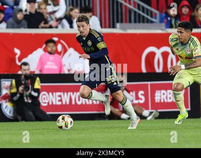 Harrison, NJ, États-Unis. 27 avril 2024. Le milieu de terrain des Whitecaps de Vancouver Ryan Gauld (25) passe dans la zone offensive lors d’un match de MSL entre les Whitecaps FC de Vancouver et les Red Bulls de New York au Red Bull Arena à Harrison, NJ Mike Langish/CSM/Alamy Live News Banque D'Images