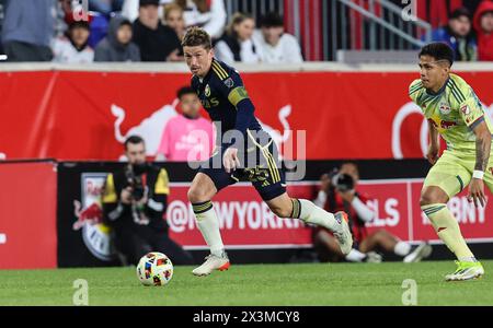 Harrison, NJ, États-Unis. 27 avril 2024. Le milieu de terrain des Whitecaps de Vancouver Ryan Gauld (25) passe dans la zone offensive lors d’un match de MSL entre les Whitecaps FC de Vancouver et les Red Bulls de New York au Red Bull Arena à Harrison, NJ Mike Langish/CSM/Alamy Live News Banque D'Images