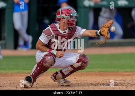 27 avril 2024 : Ryder Helfrick, catcher Razorback #27, se lève pour recevoir une balle qui lui est lancée. La Floride a battu l'Arkansas 9-5 à Fayetteville, AR. Richey Miller/CSM Banque D'Images