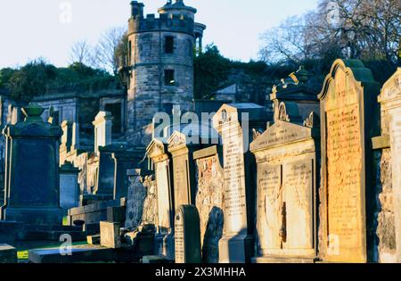 ÉDIMBOURG - DEC 28 : tombes et tombes au cimetière Old Calton à Édimbourg le 28 décembre. 2023 en Écosse Banque D'Images