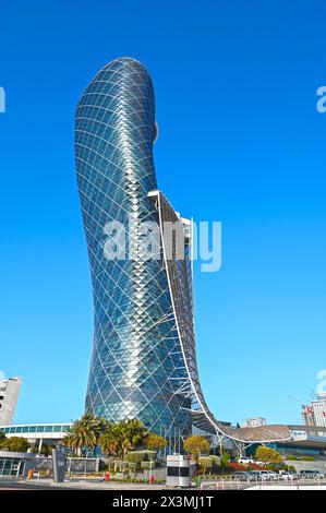 ABU DHABI - Mar 28 : le célèbre gratte-ciel de la Capital Gate Tower à Abu Dhabi le 28 mars. 2024 aux Émirats arabes Unis Banque D'Images