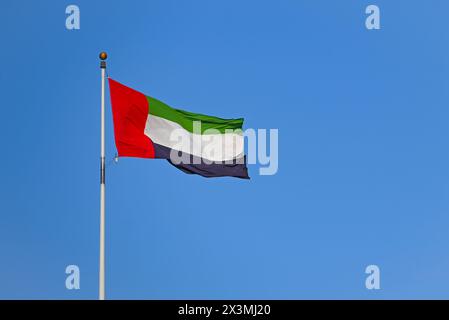 Drapeau des Émirats arabes Unis contre le ciel bleu Banque D'Images