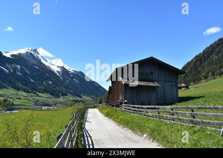 Beau paysage avec de vieilles montagnes cabanes en rondins hautes dans les Alpes autrichiennes, région du Tyrol, Autriche Banque D'Images