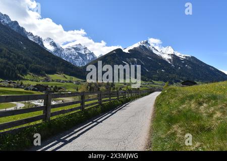 Belle vallée de Stubaier haute dans les montagnes des Alpes autrichiennes , Neustift im Stubaital , région du Tyrol , Autriche Banque D'Images