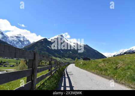 Belle vallée de Stubaier haute dans les montagnes des Alpes autrichiennes , Neustift im Stubaital , région du Tyrol , Autriche Banque D'Images