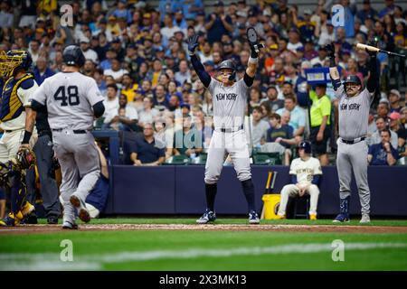 Milwaukee, WI, États-Unis. 27 avril 2024. Aaron Judge (99 ans), l'outfielder des Yankees de New York, attend à domicile après avoir marqué en tant que premier joueur de base Anthony Rizzo (48 ans) pour marquer pendant le match entre les Brewers de Milwaukee et les Yankees de New York à l'American Family Field à Milwaukee, WISCONSIN. Darren Lee/CSM/Alamy Live News Banque D'Images