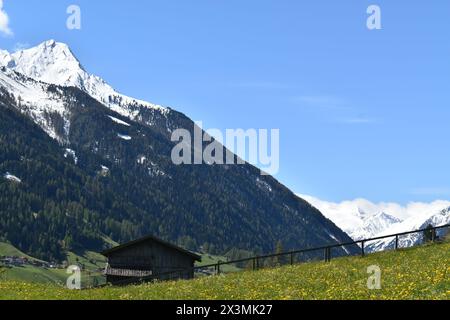 Beau paysage avec de vieilles montagnes cabanes en rondins hautes dans les Alpes autrichiennes, région du Tyrol, Autriche Banque D'Images