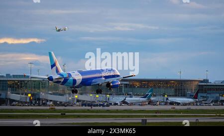 Richmond, Colombie-Britannique, Canada. 26 avril 2024. Un jet Blue Airways Airbus A320 (N768JB), peint dans leur livrée Spotlight, en approche finale pour atterrir à l'aéroport international de Vancouver. (Crédit image : © Bayne Stanley/ZUMA Press Wire) USAGE ÉDITORIAL SEULEMENT! Non destiné à UN USAGE commercial ! Banque D'Images